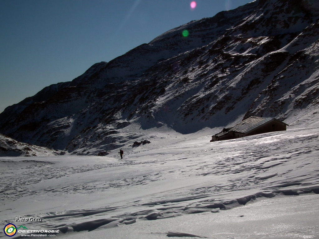 21 i pascoli innevati della Baita Camplano (1836 m.).JPG